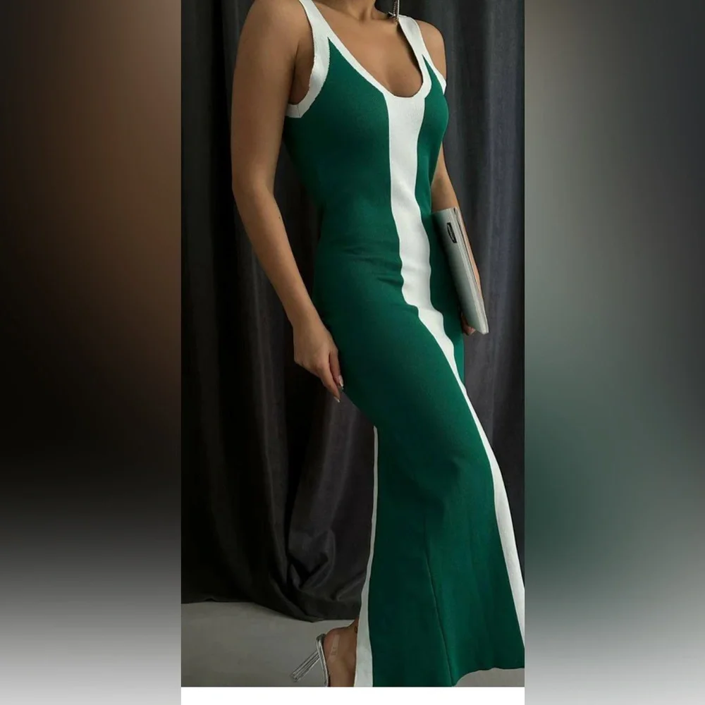 BACK SLIT SIDE DETAIL DRESS - Picture 3 of 4